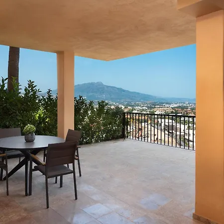 Apartment 2br With Sea Views In Benahavis *